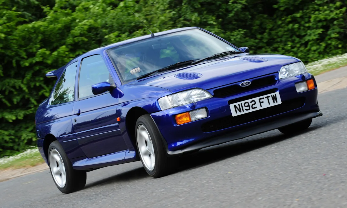 Ford Escort RS Cosworth azul correndo na pista