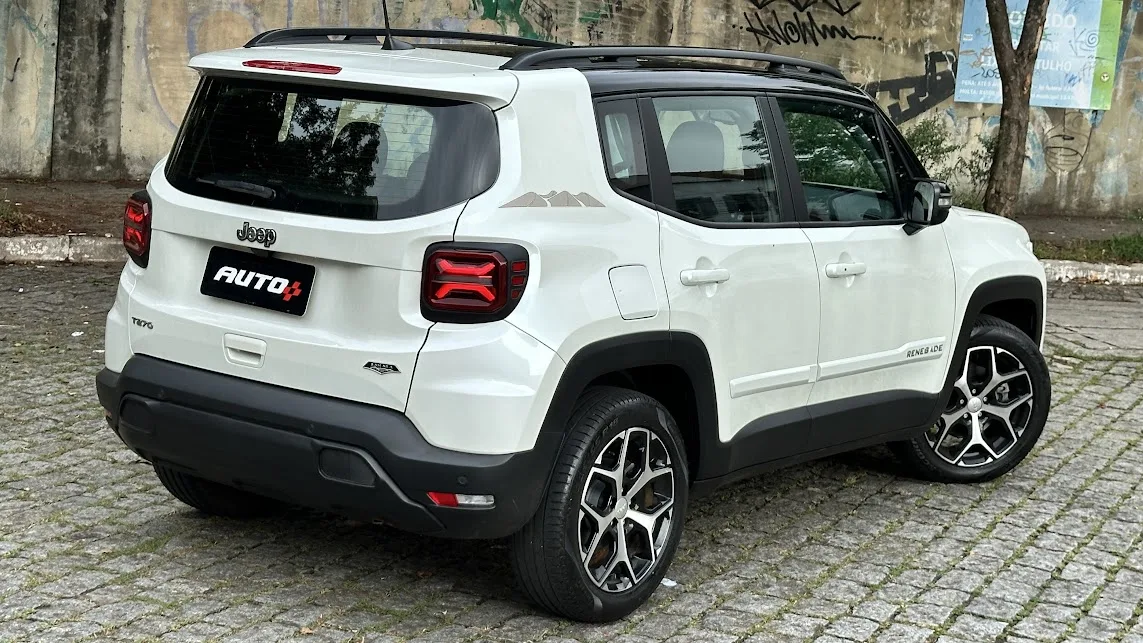 Jeep Renegade Sahara branco parado de traseira