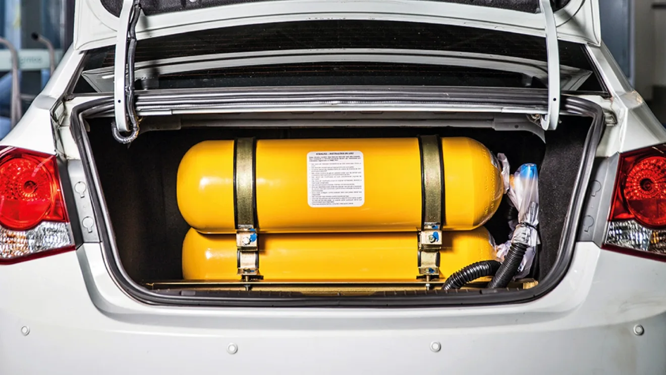 Cilindros do kit de gás natural instalados em um carro branco