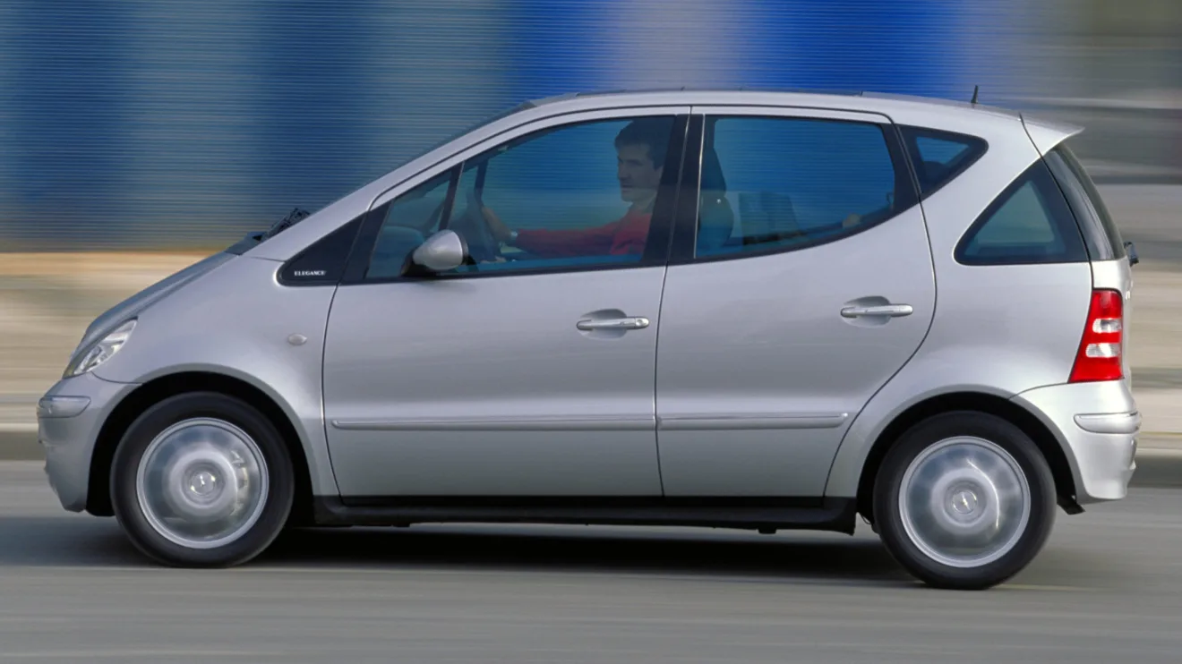 Mercedes-Benz Classe A prata em movimento de lateral era um carro que exigia uma tocada limpa 