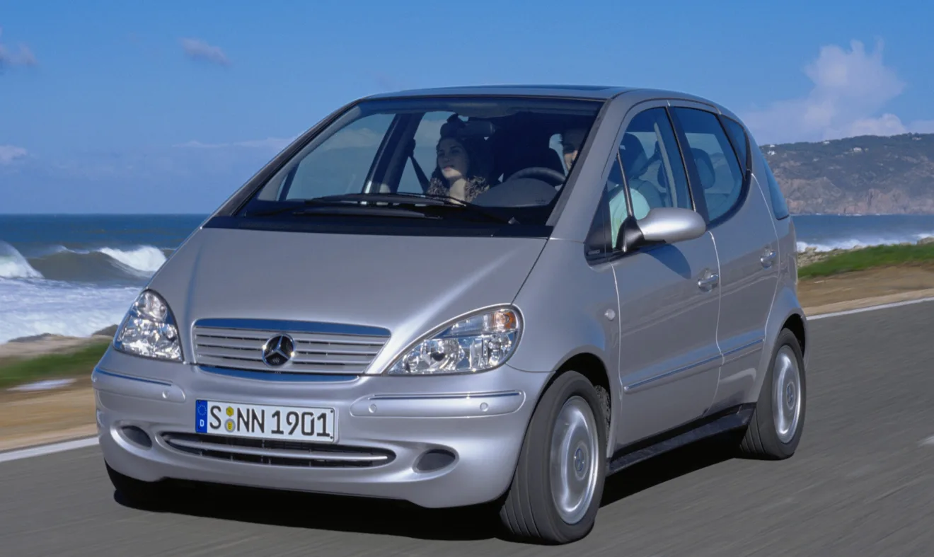 Mercedes-Benz Classe A prata andando na estrada com praia ao fundo é um carro supervalorizado