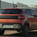 Imagem mostra Dacia Spring de traseira. Novo Renault Kwid E-Tech chegará em 2025 com muitas semelhanças