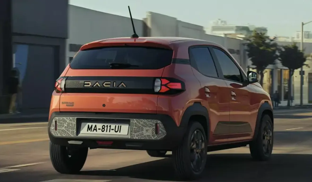 Imagem mostra Dacia Spring de traseira. Novo Renault Kwid E-Tech chegará em 2025 com muitas semelhanças