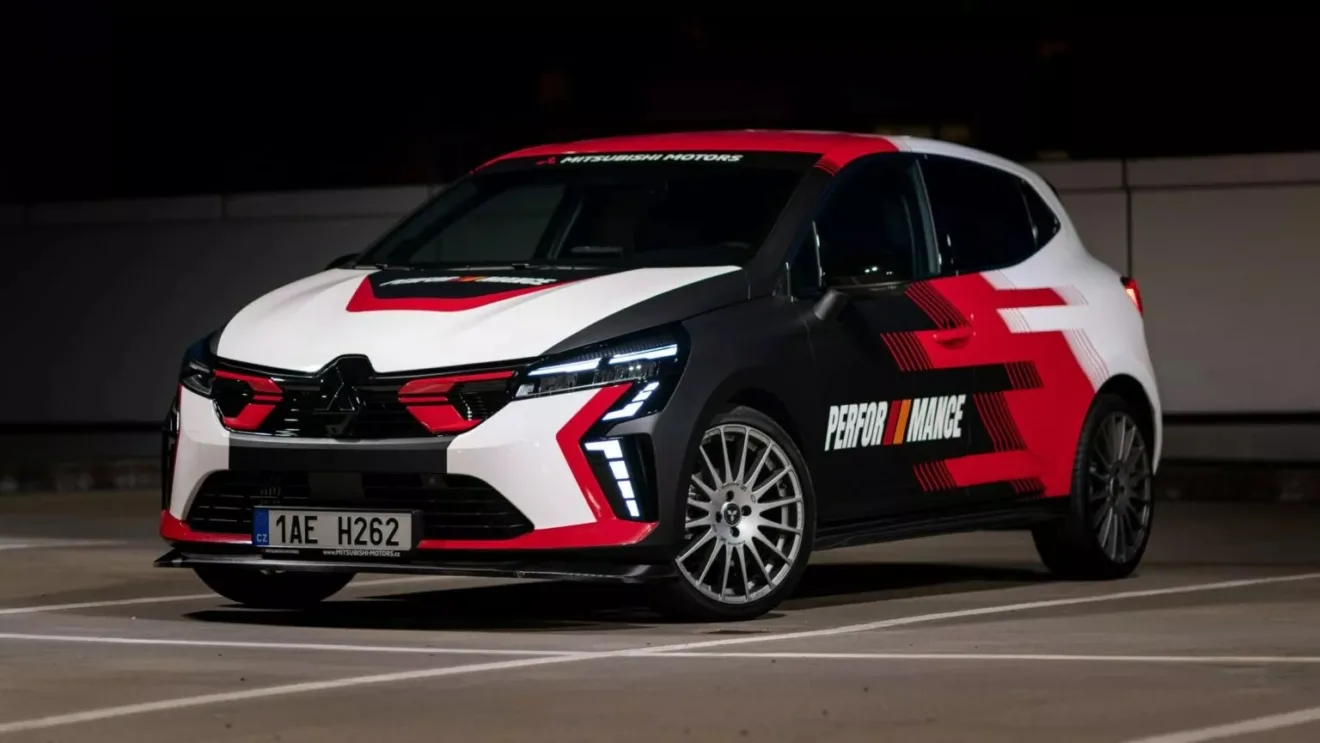 Mitsubishi Colt Performance preto, vermelho e branco. Visto de frente, com fundo escuro e faróis e DRL's acesos