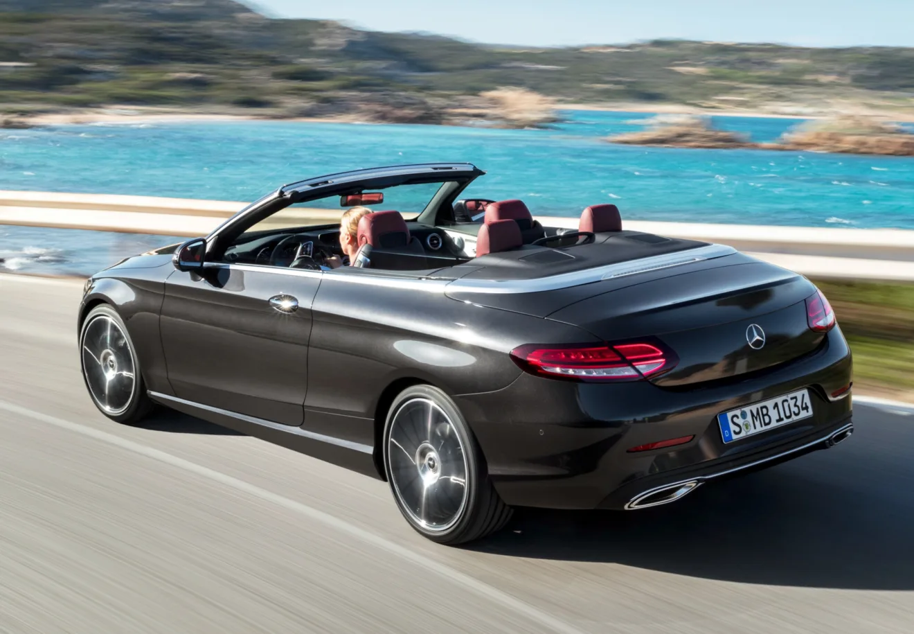 O mercado de usados oferece algumas opções de conversíveis, e o Mercedes-Benz C 300 Cabriolet preto está andando com a capota aberta