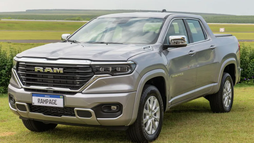Ram Rampage Big Horn prata, vista de frente e com grama ao fundo foi a primeira versão da gama  com motor novo 