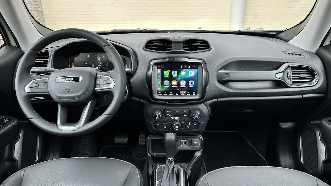 Interior do Jeep Renegade Sahara mostra bons materiais no acabamento e o volante é de três raios 