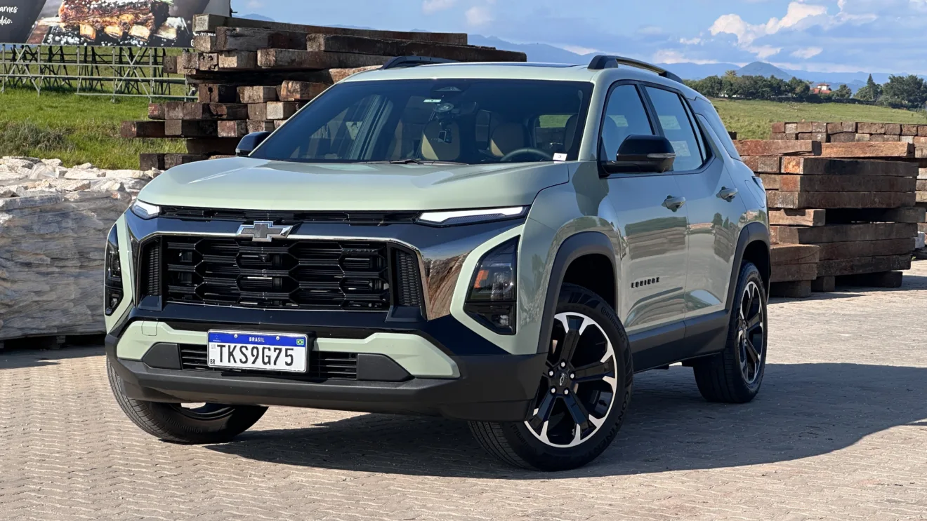 Chevrolet Equinox Activ verde em uma calçada de paralelepípedo parado de frente