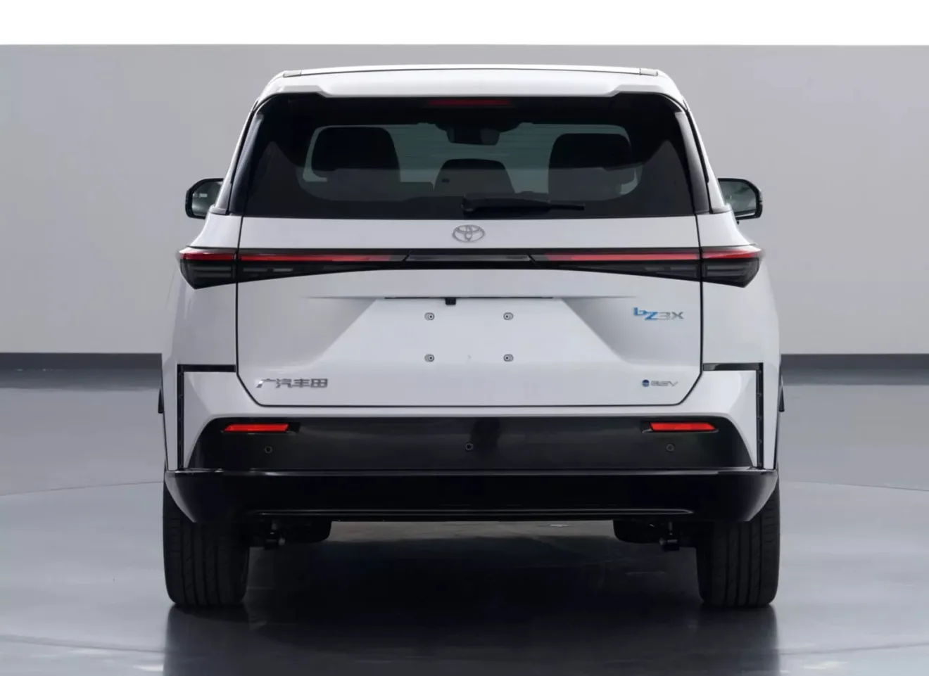 Traseira do Toyota bZ3X branco, com peças escurecidas e fundo branco