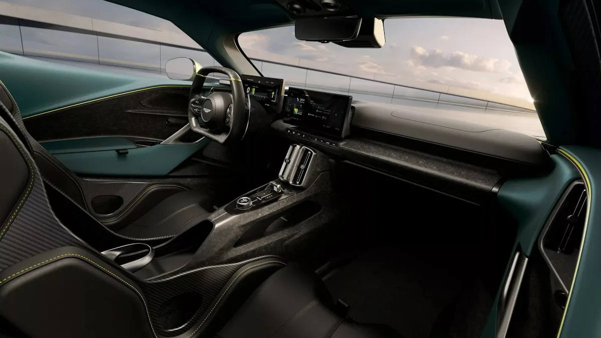 Imagem mostra interior do Aston Martin Valhalla