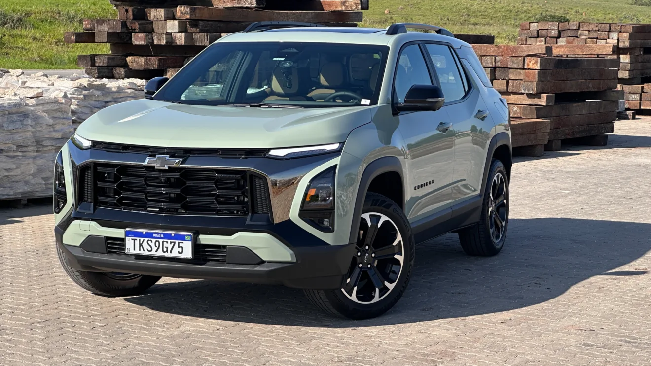 Chevrolet Equinox Activ verde em uma calçada de paralelepípedo parado de frente