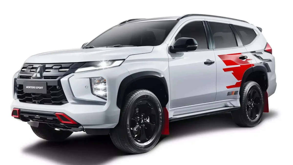 Mitsubishi Pajero Sport Ralliart branco com detalhes em vermelho e preto estacionado de frente em um fundo branco