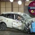 Neta Aya zera em teste de segurança. Imagem mostra colisão do carro elétrico chinês