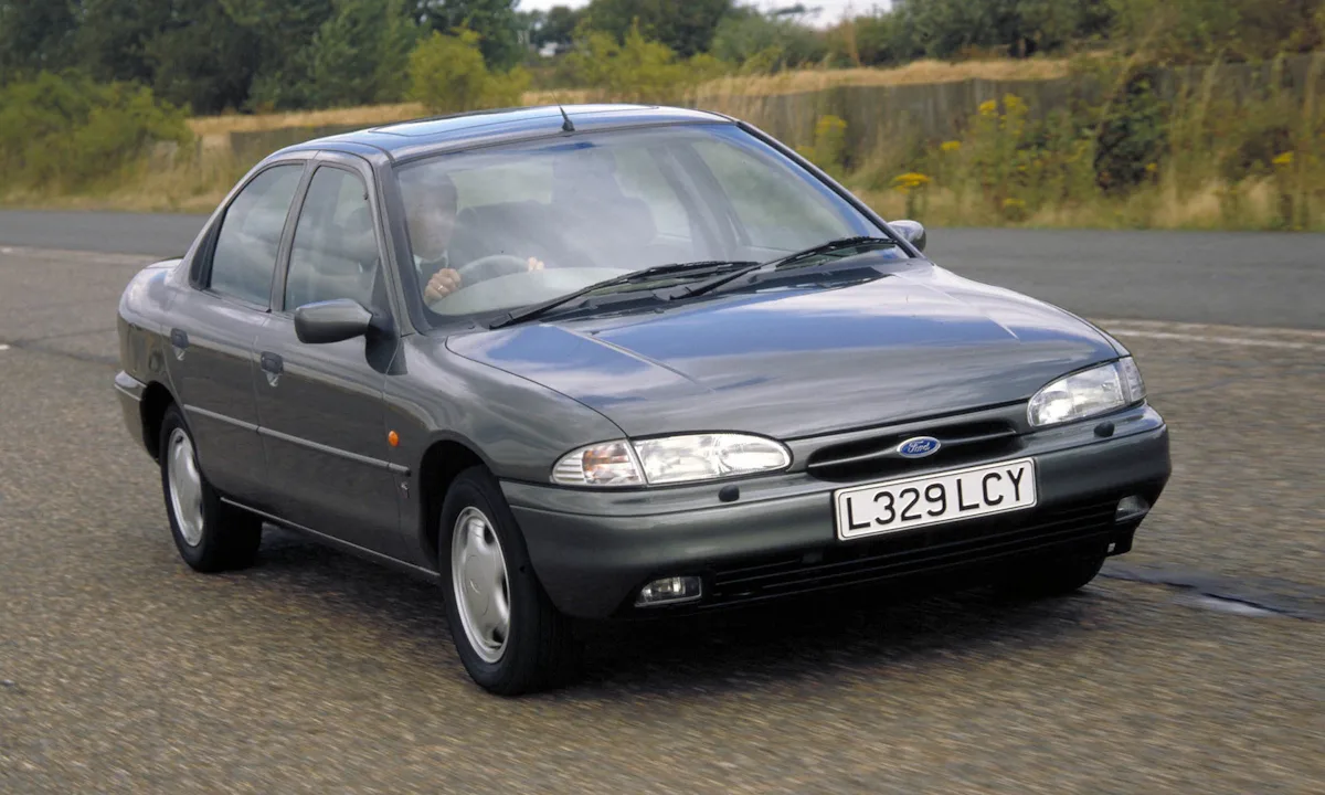 Ford Mondeo cinza com placas da Europa