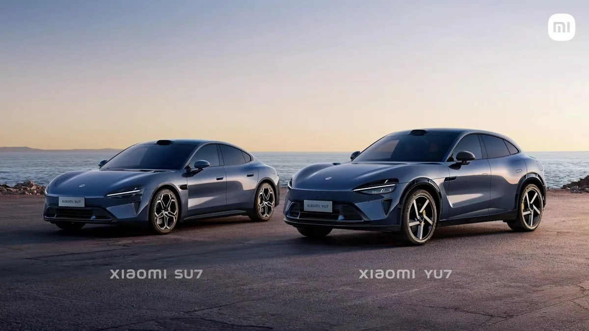 Novo SUV da Xiaomi e sedan SU7. Sedan e SUV estão lado a lado exibindo a dianteira