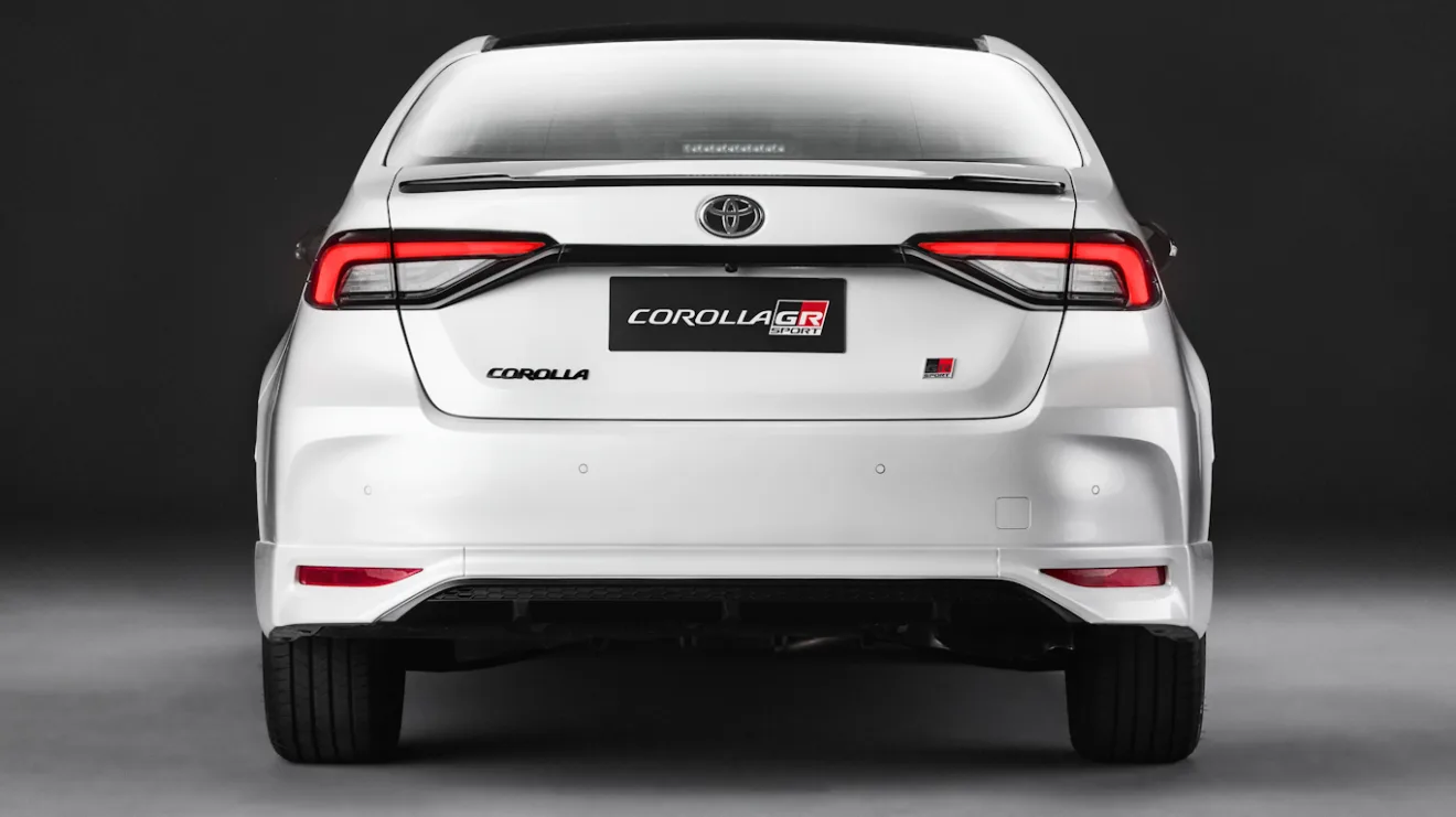 Traseira do Toyota Corolla GR-Sport 2025 branco com fundo escuro