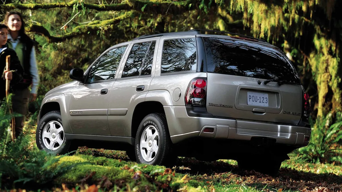 Chevrolet Trailblazer cinza de traseira no meio da floresta