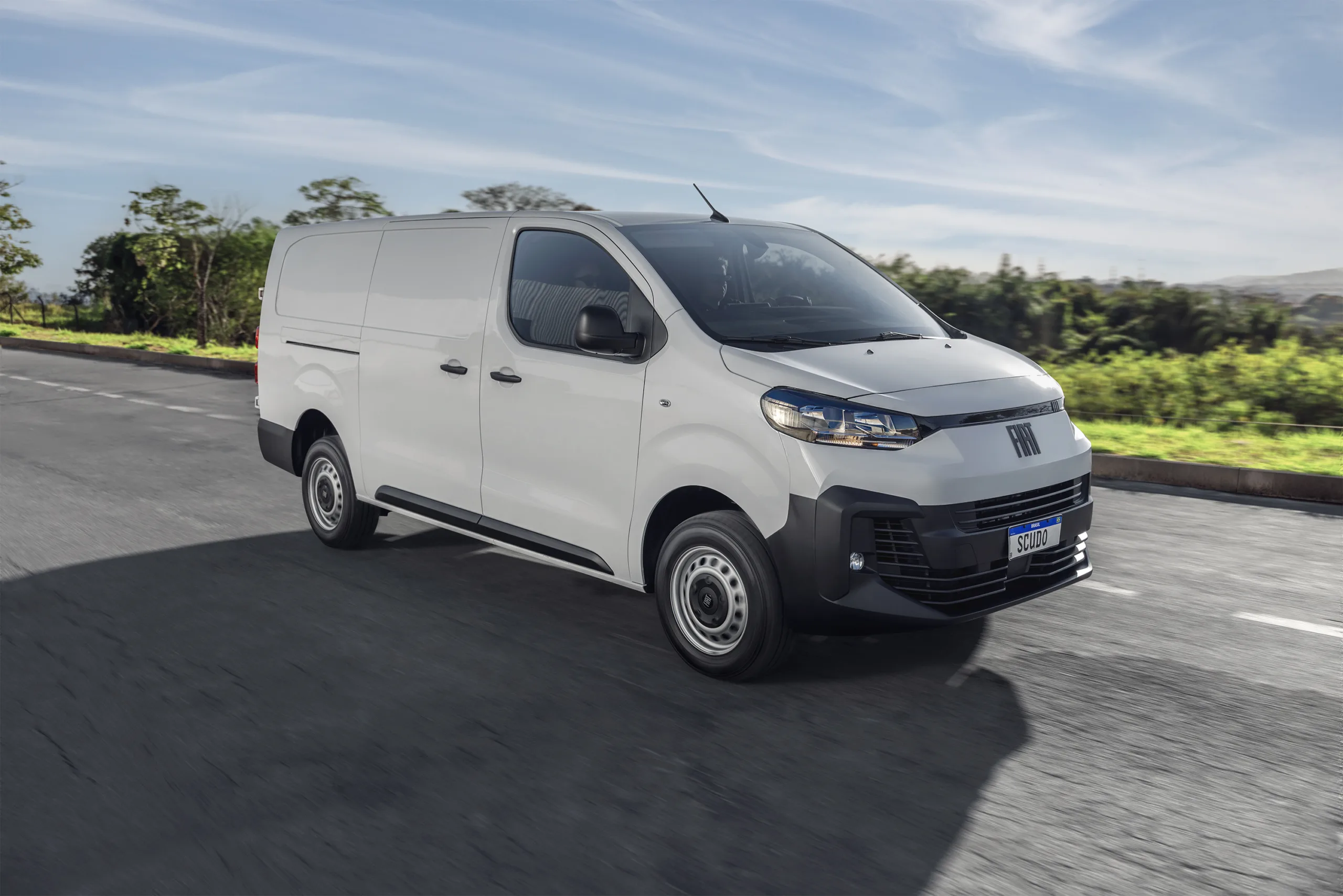 Fiat Scudo cargo branco, visto de frente com mato ao redor