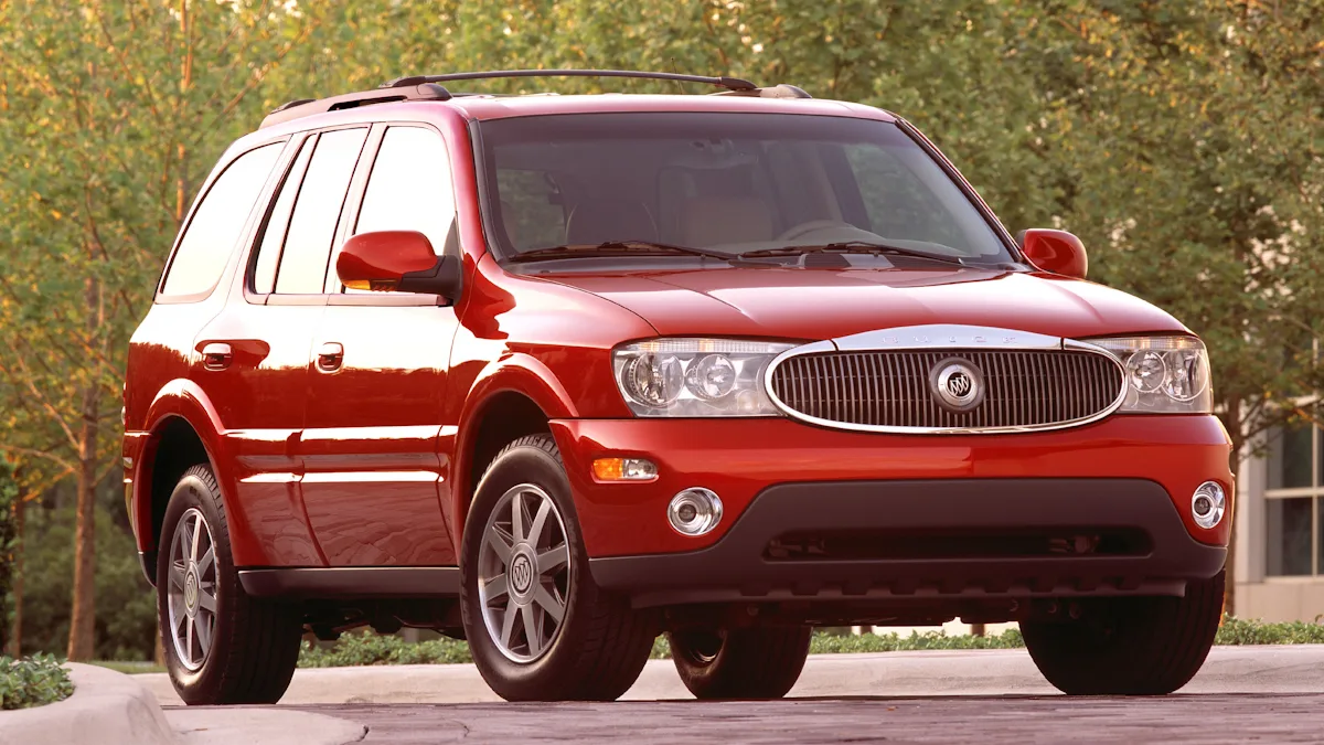 Buick Rainier vermelho de frente com plantas ao fundo