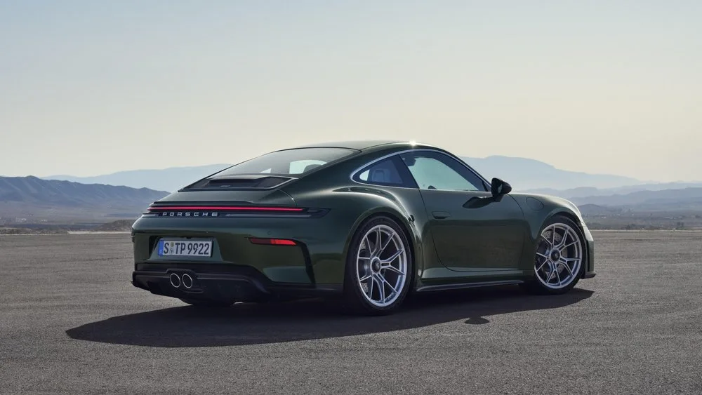 Novo Porsche 911 GT3 com pacote Touring parado de traseira com montanhas ao fundo