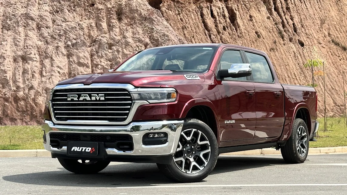 Nova Ram 1500 Laramie parada de frente com morro ao fundo