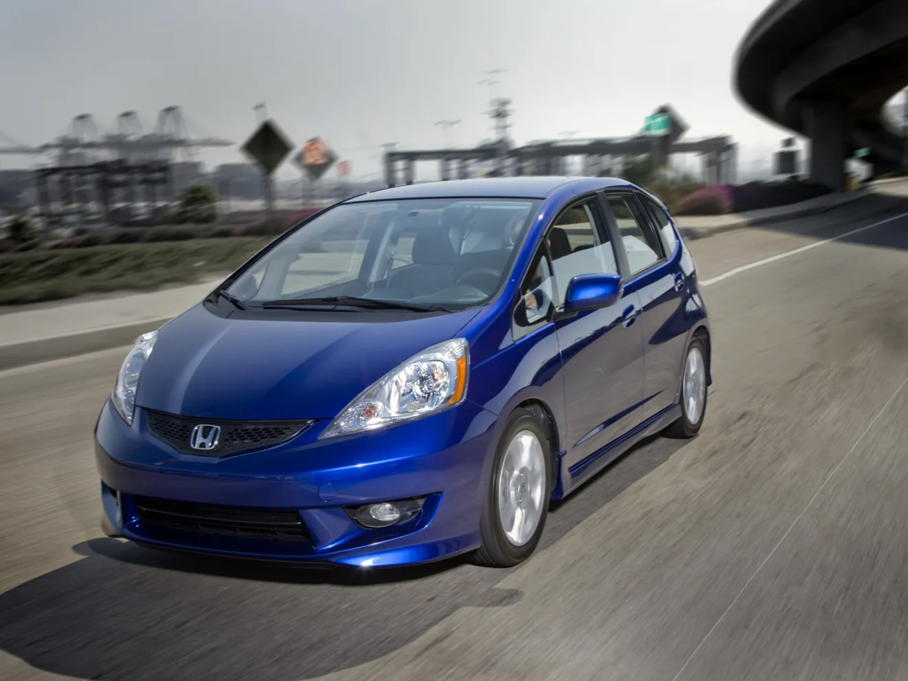 Honda Fit Sport americano azul em uma rua da califórnia