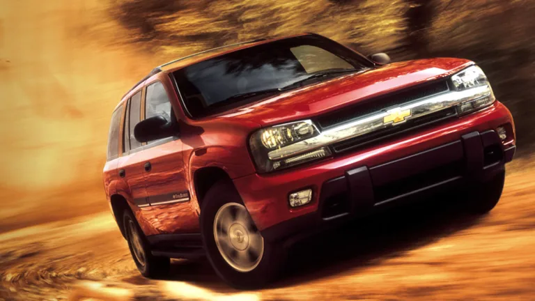 Chevrolet Trailblazer de frente andando na terra