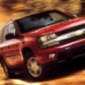 Chevrolet Trailblazer de frente andando na terra