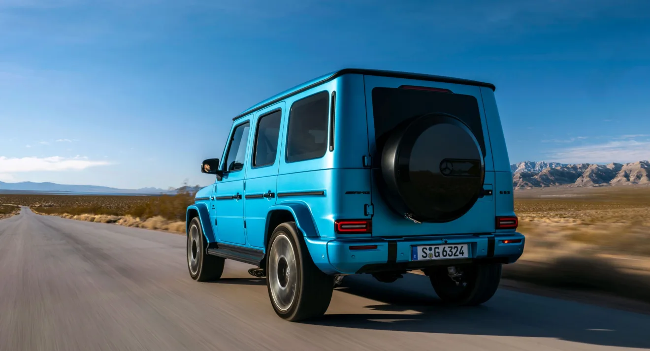 Novo Mercedes-AMG G 63 azul de traseira andando na estrada