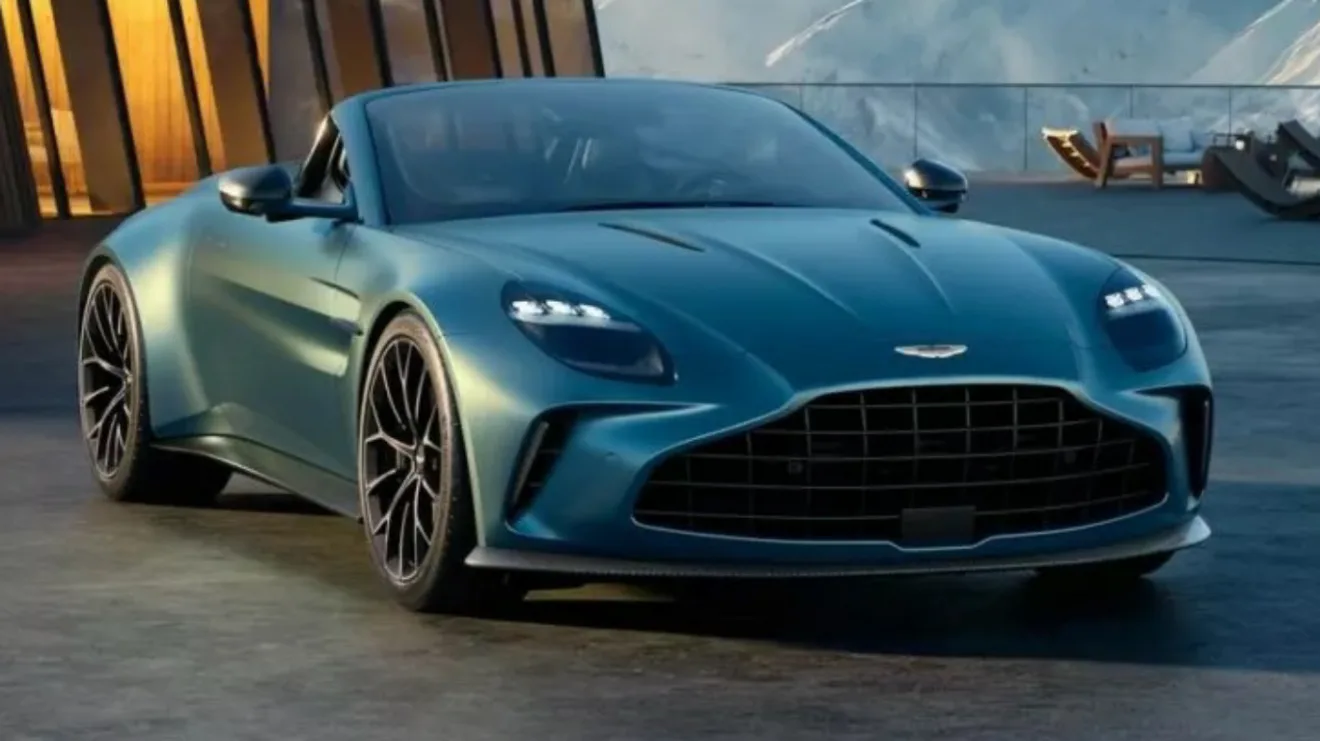 Dianteira do Aston Martin Vantage Roadster azulado com faróis acesos