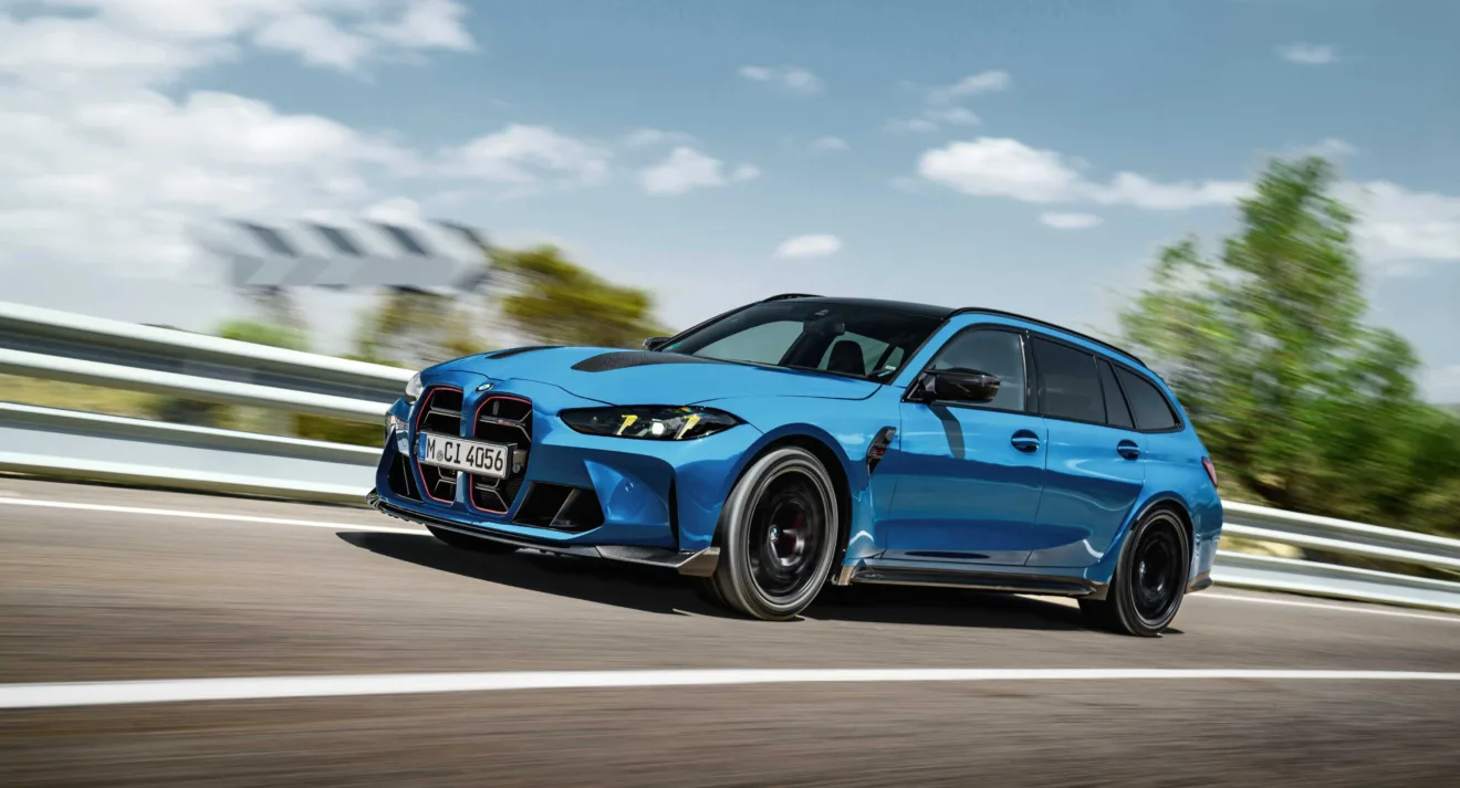 BMW M3 CS Touring azul de lado andando na pista