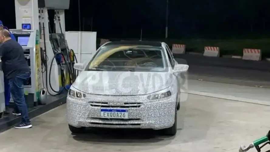 Novo Chevrolet Onix camuflado abastecendo