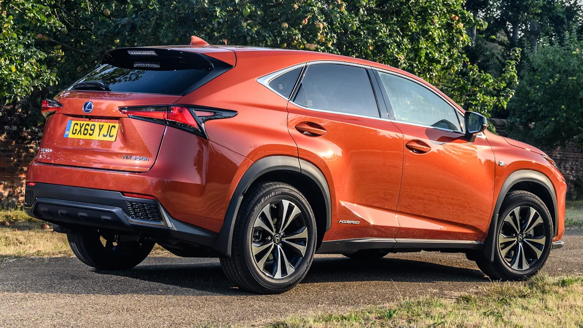 Lexus NX de primeira geração de traseira na cor laranja