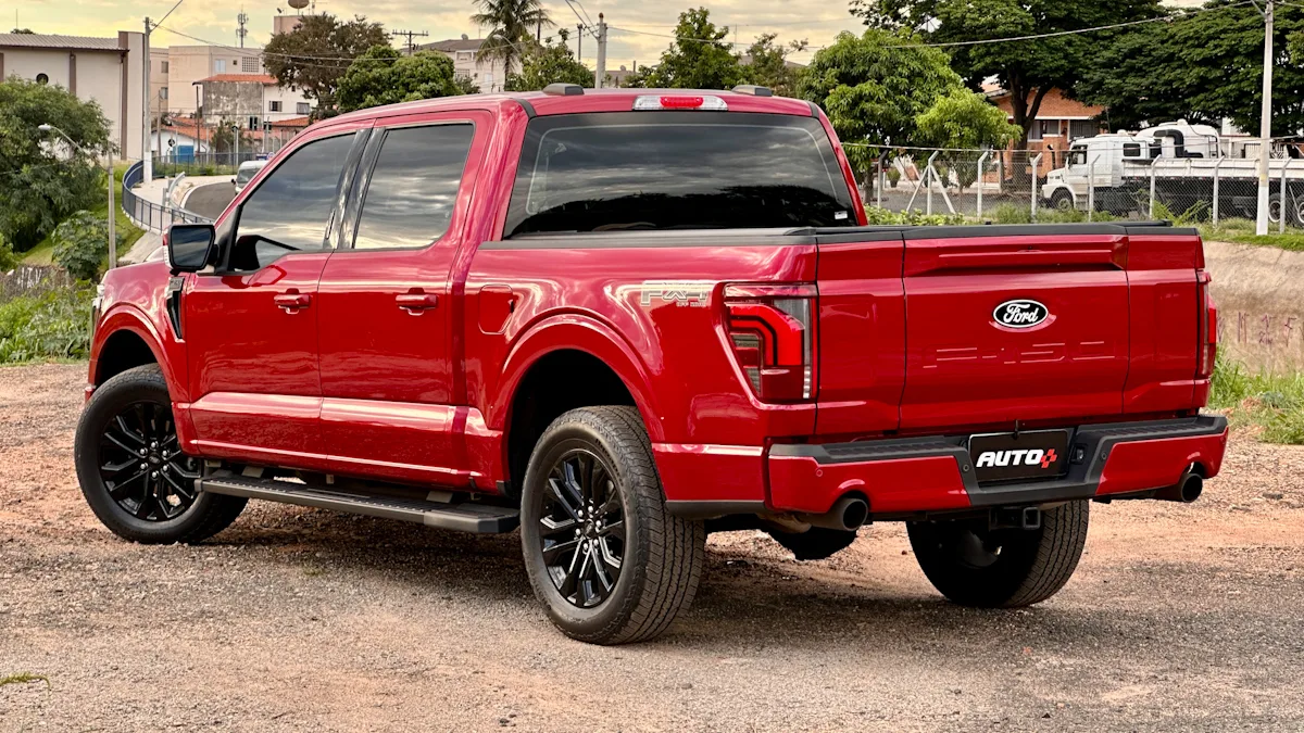 Ford F-150 Lariat Black vermelha de traseira em uma rua de terra