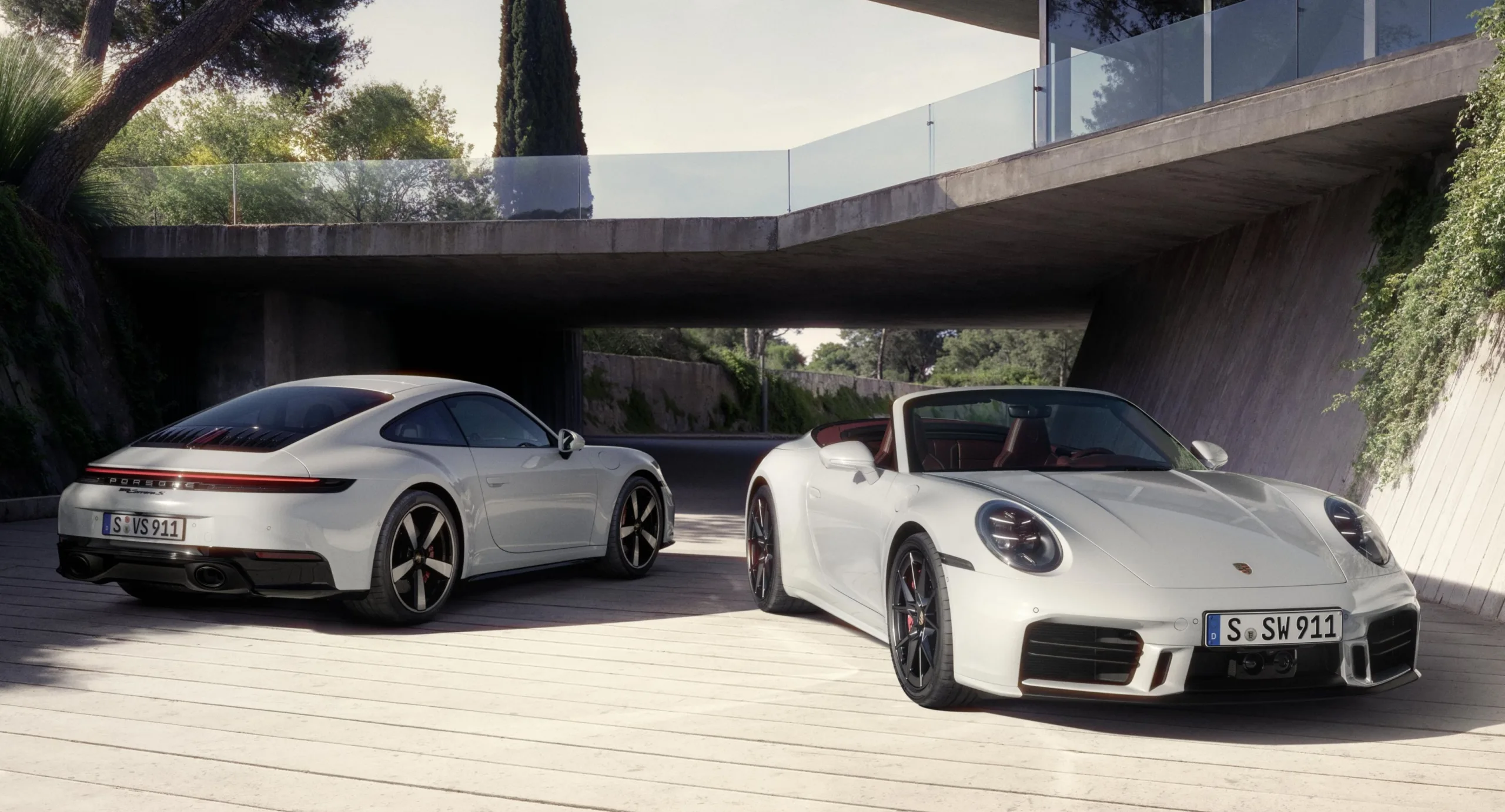 Porsche Carrera S Coupé e Cabriolet parados de frente e de traseira