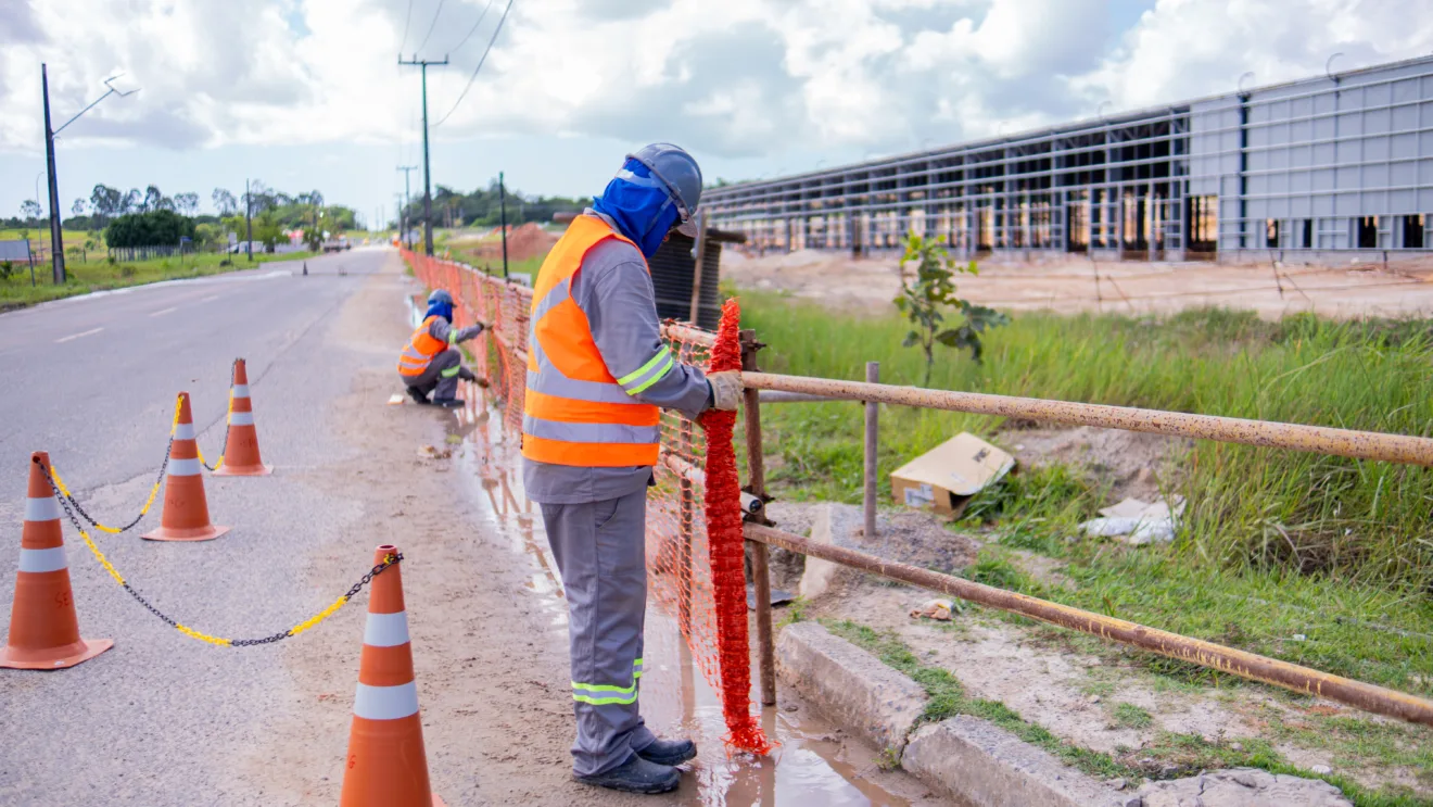 Trabalhadores na planta de Camaçari, da BYD, com colete laranja, pano azul e capacete cinza