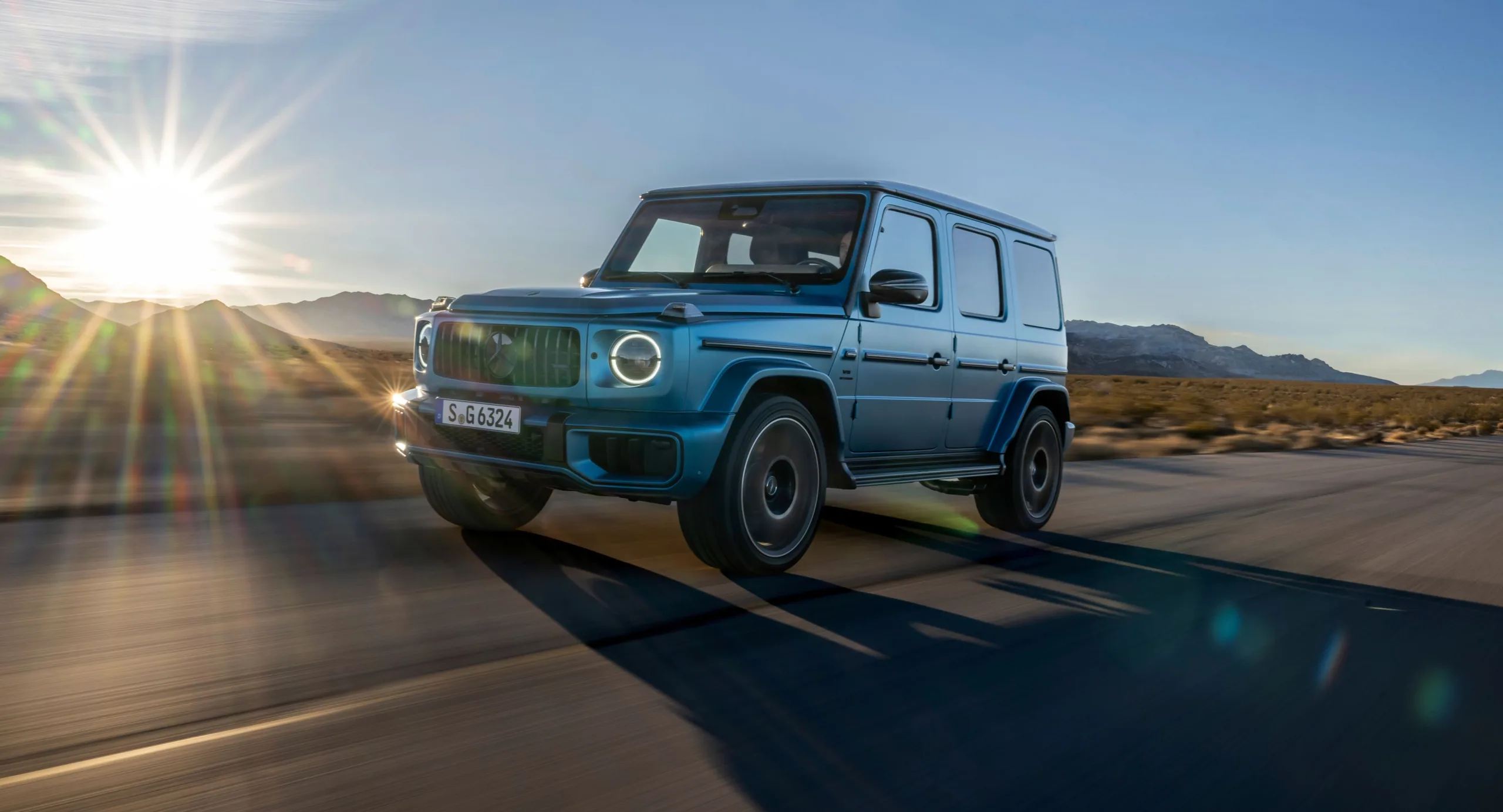 Novo Mercedes-AMG G 63 azul de frente andando na estrada