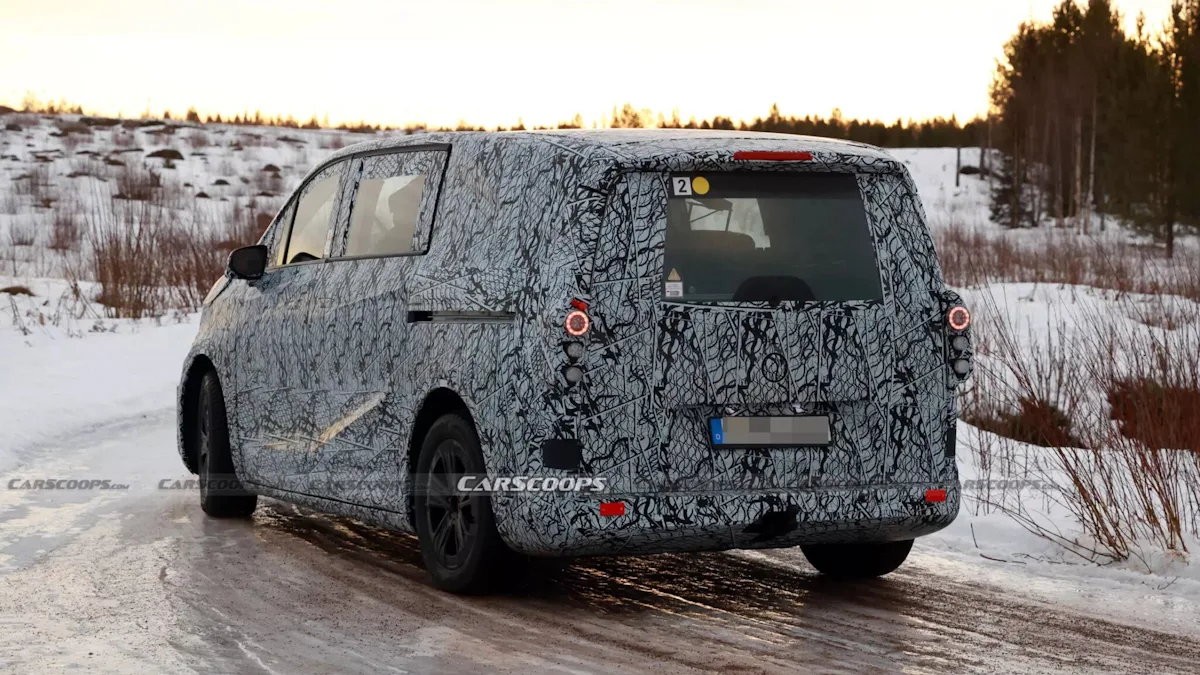 Mercedes-Benz Classe V com camuflagem de traseira em uma rua cheia de neve e lama