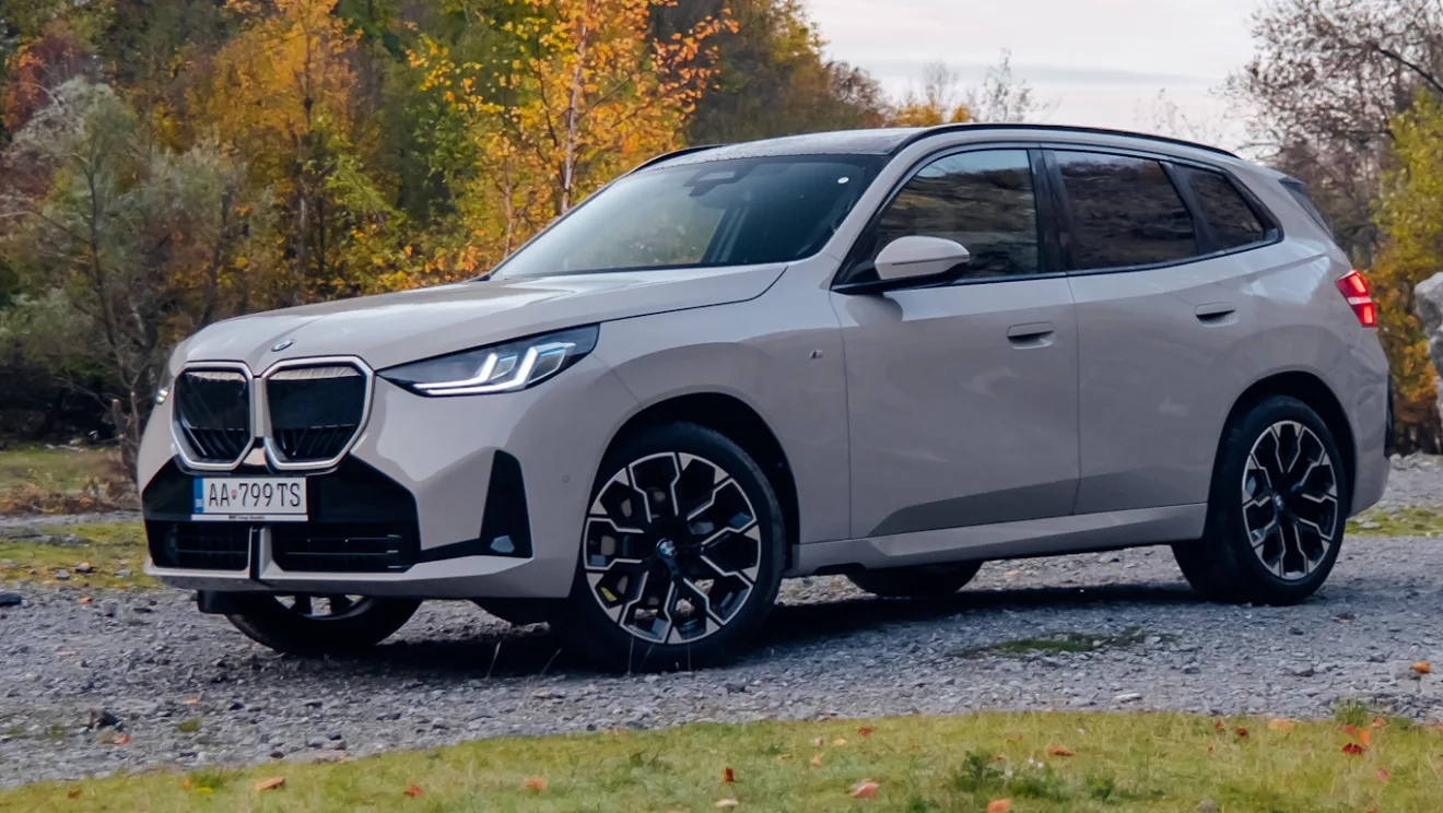 Novo BMW X3 20d xDrive MSport branco, visto de frente e com faróis acesos