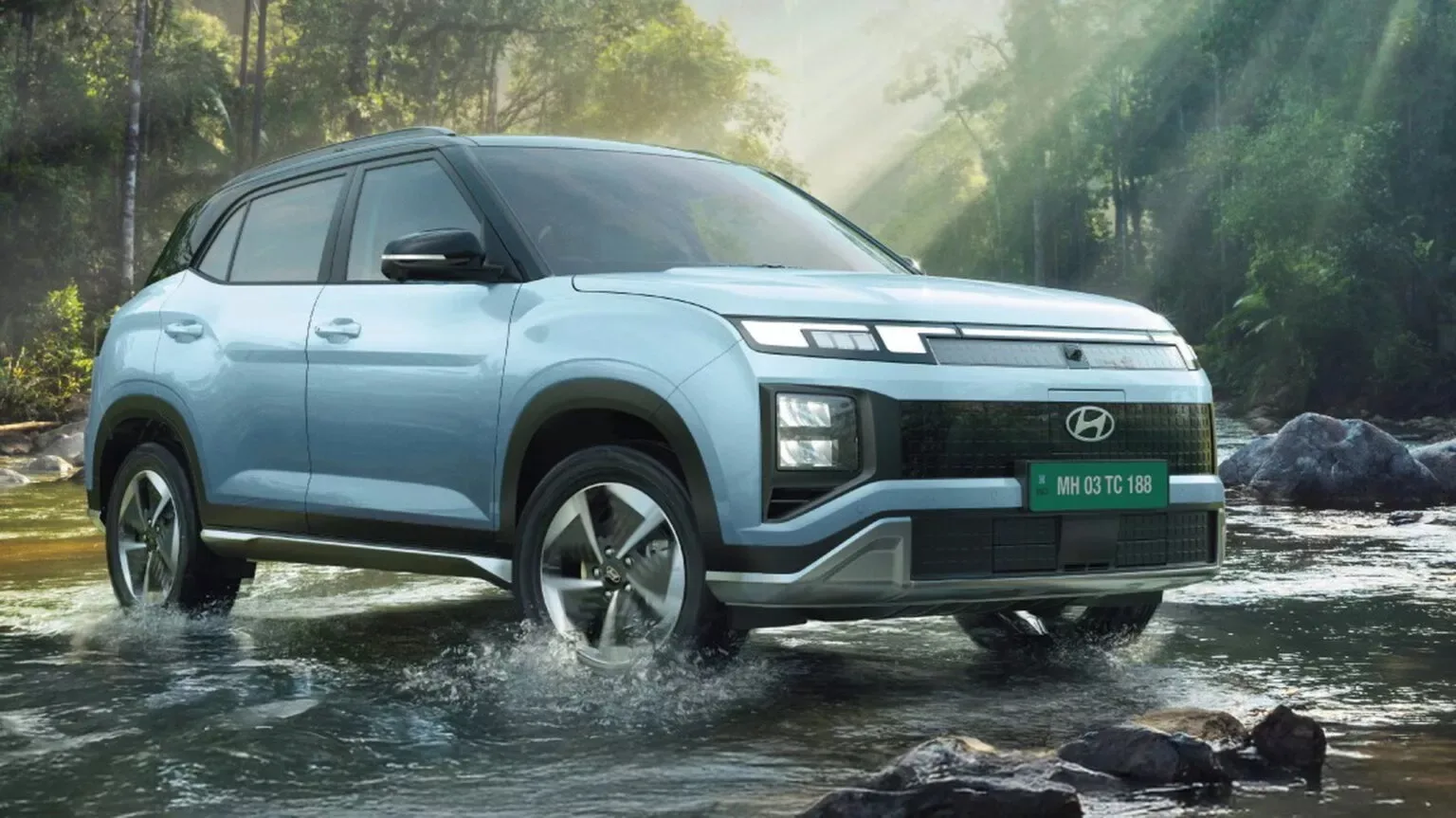 Hyundai Creta elétrico azul, com faróis acesos, visto de frente e andando na água