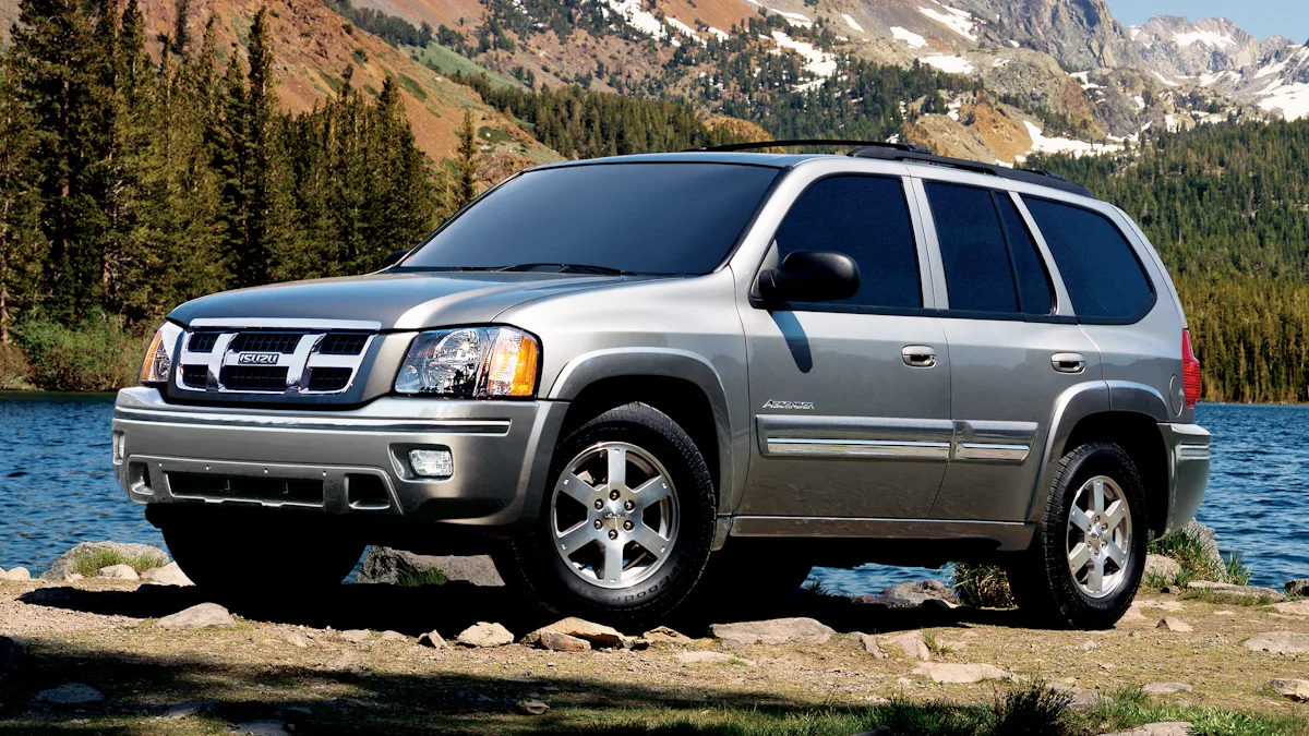 Isuzu Ascender prata de frente em um lago com pedras