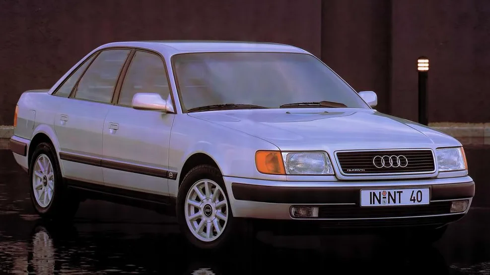 Audi 100 quattro prata parado de frente