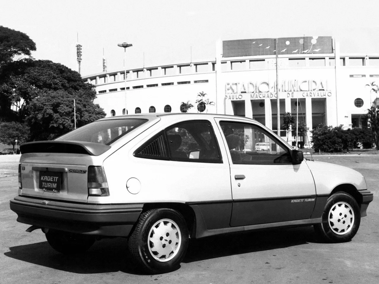 Chevrolet Kadett Turim parado de traseiro em frente ao estádio do Pacaembú