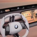 Novo painel de instrumentos da BMW com tamanho amplo e tela ligada