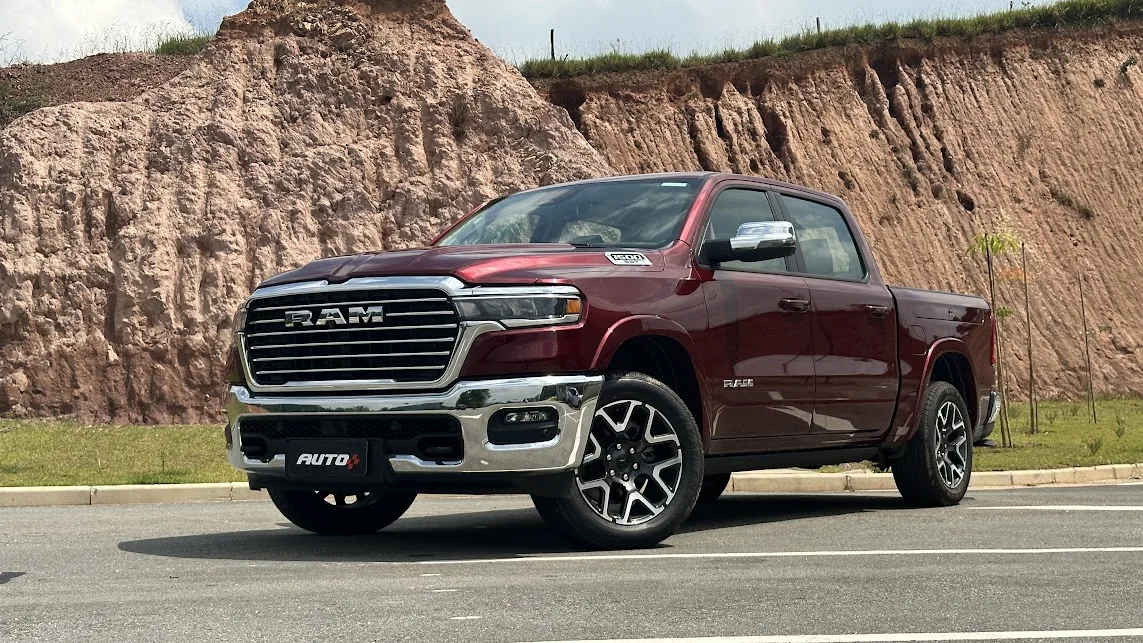 Nova Ram 1500 Laramie parada de frente com morro ao fundo