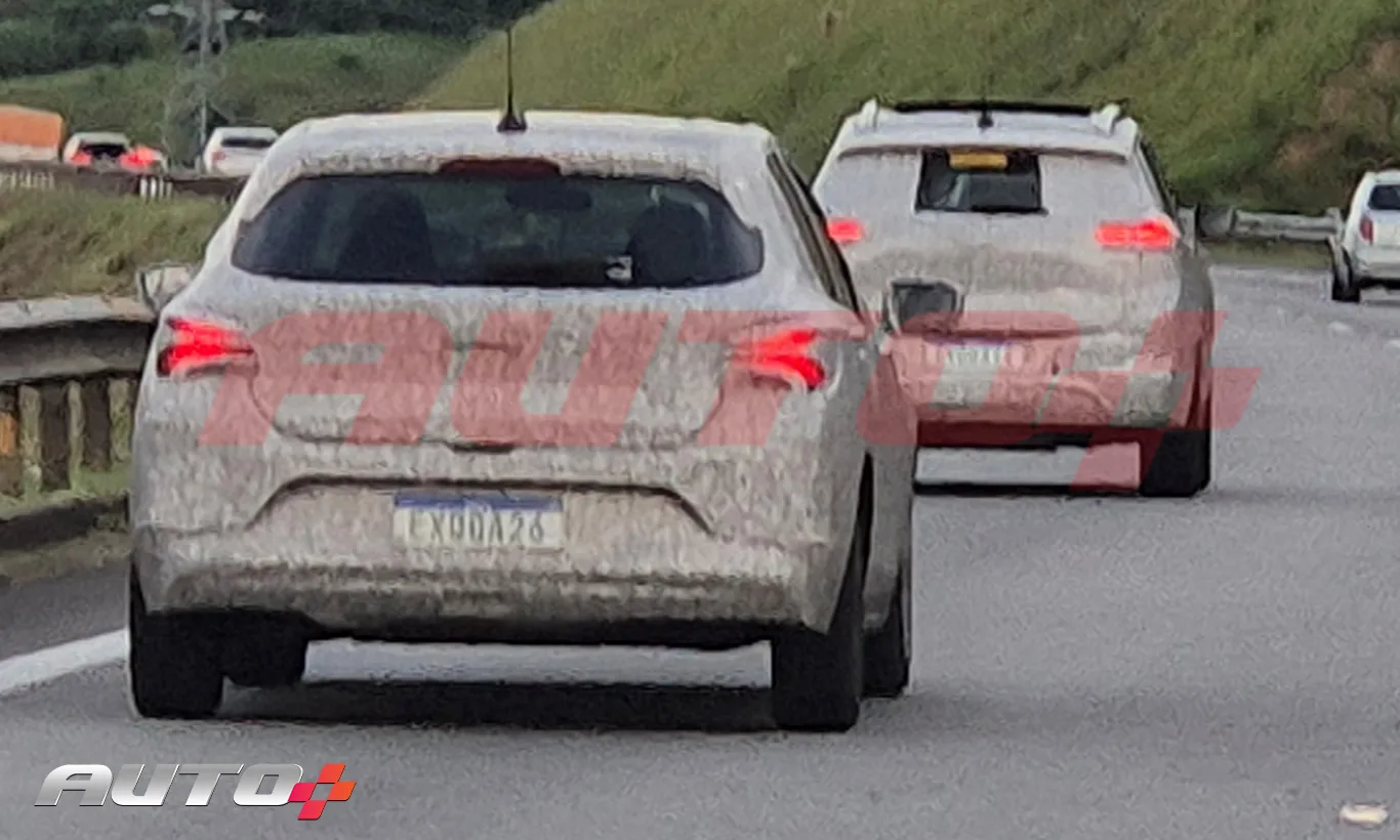 chevrolet onix e tracker com camuflagem na rodovia de traseira