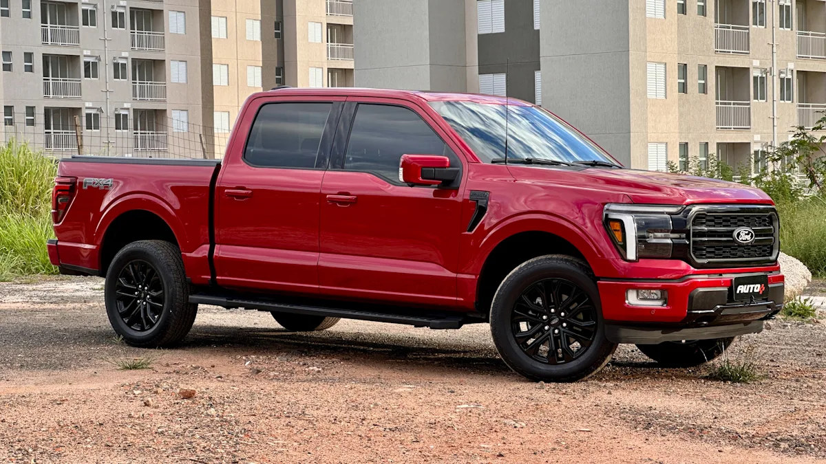 Ford F-150 Lariat Black vermelha de lado com prédios ao fundo