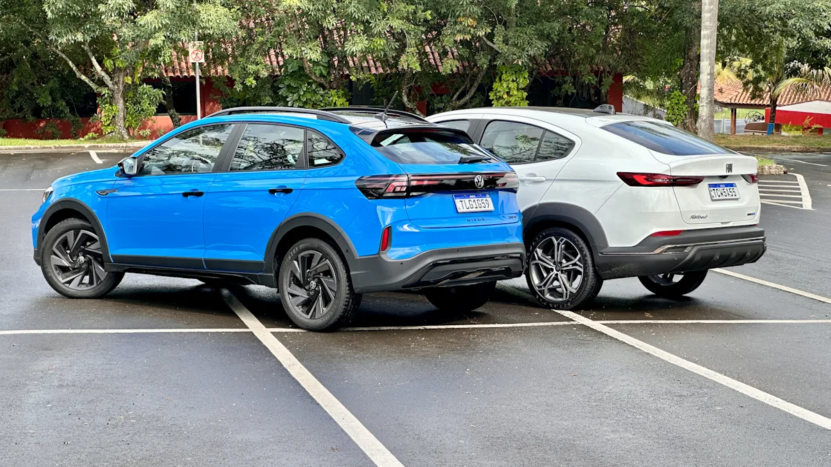 Fiat Fastback Hybrid branco e Volkswagen Nivus Outfit azul de traseira em um estacionamento