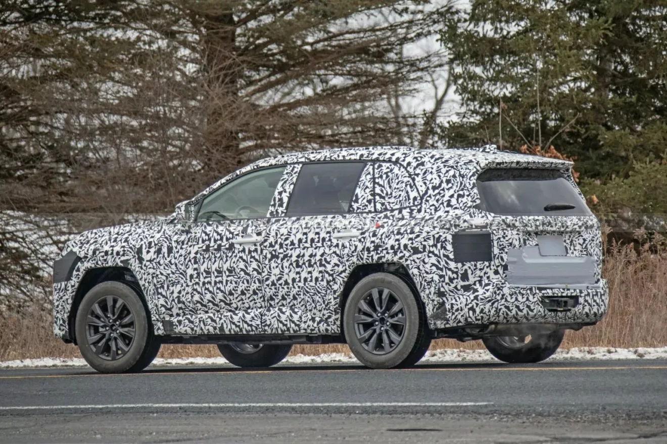 Novo Toyota RAV4 camuflado de preto e branco, visto de lado e com rodas pretas