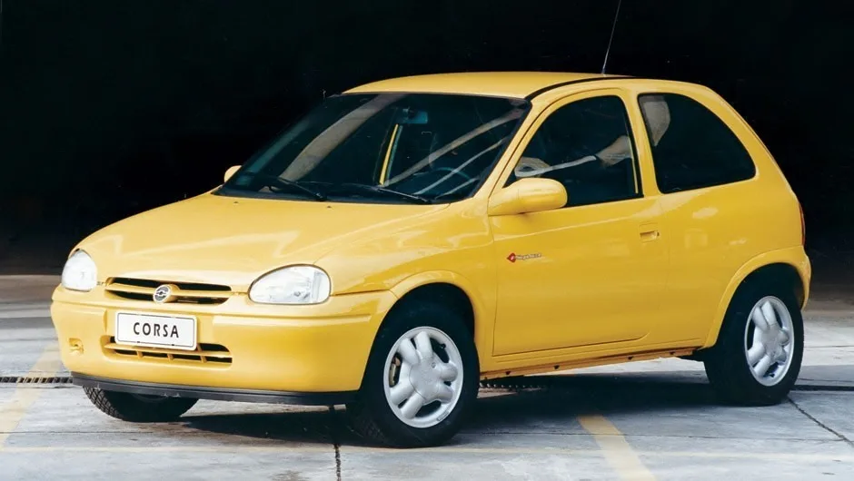 Chevrolet Corsa Piquet amarelo parado de frente 